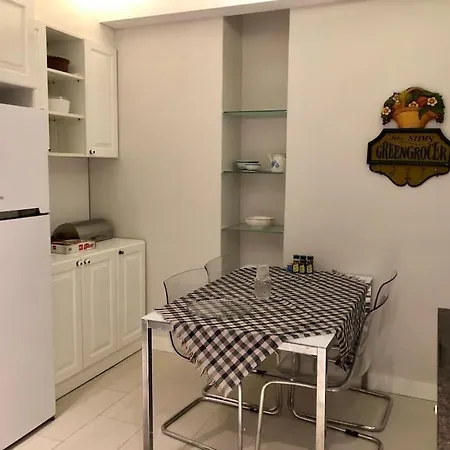Comfortable And Spacious, Luxury In Location Apartment *